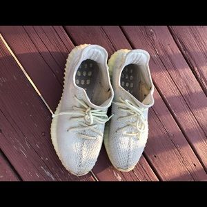 Yeezy 350 v2 butter size 10(GOAT VERIFICATION)
